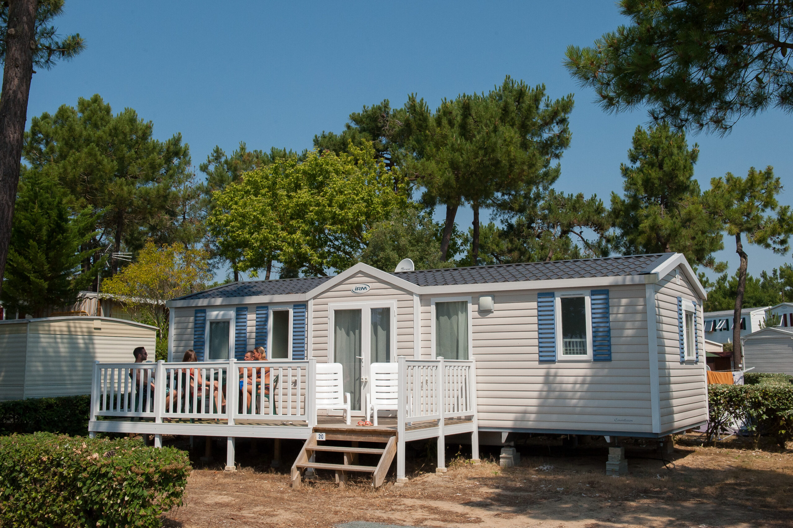 Rental-mobile-home-with-chaise-longue-camping-saint-jean-de-monts-Le-Tropicana