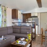 Location-mobil-home-avec-grand-canape-camping-saint-jean-de-monts-Le-Tropicana