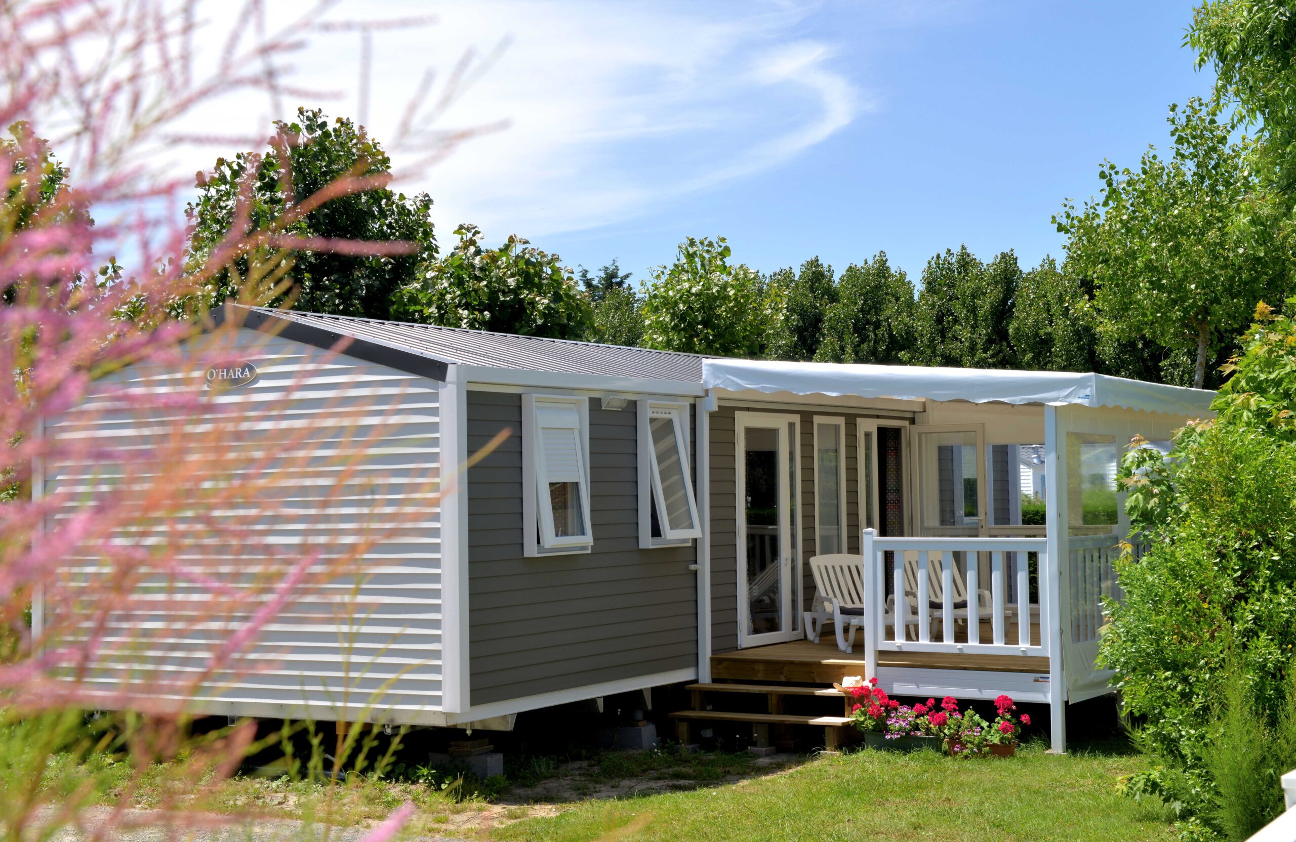 Mobile-home-rental-with-covered-terrace-camping-saint-jean-de-monts-Le-Tropicana