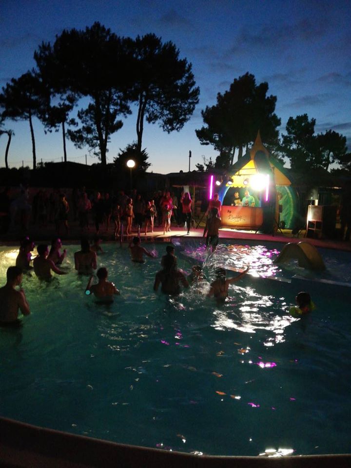 camping-vendee-saint-jean-de-monts-organized-evening-Le-Tropicana