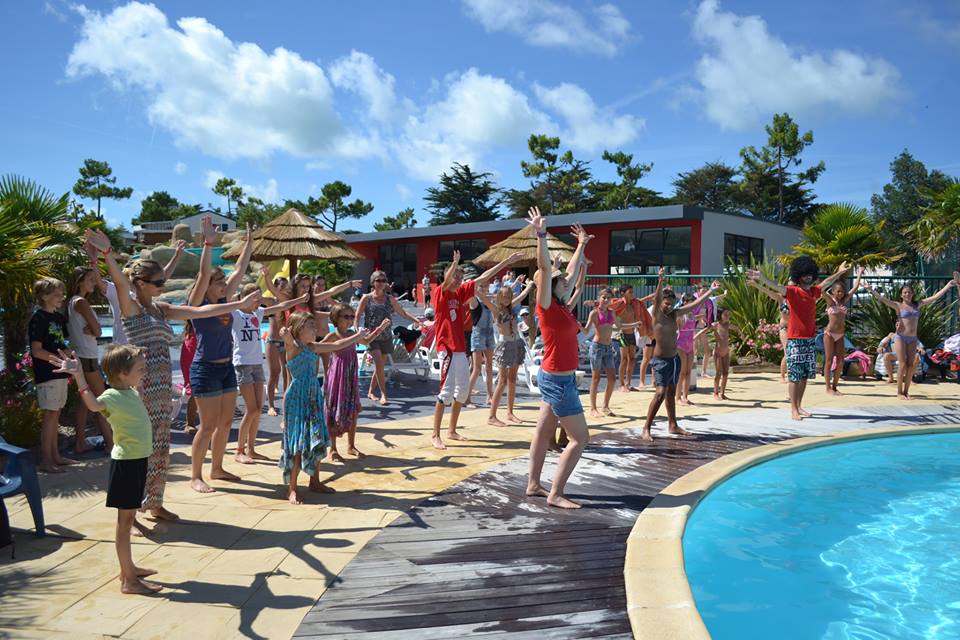 animation-danse-autour-piscine-Le-Tropicana