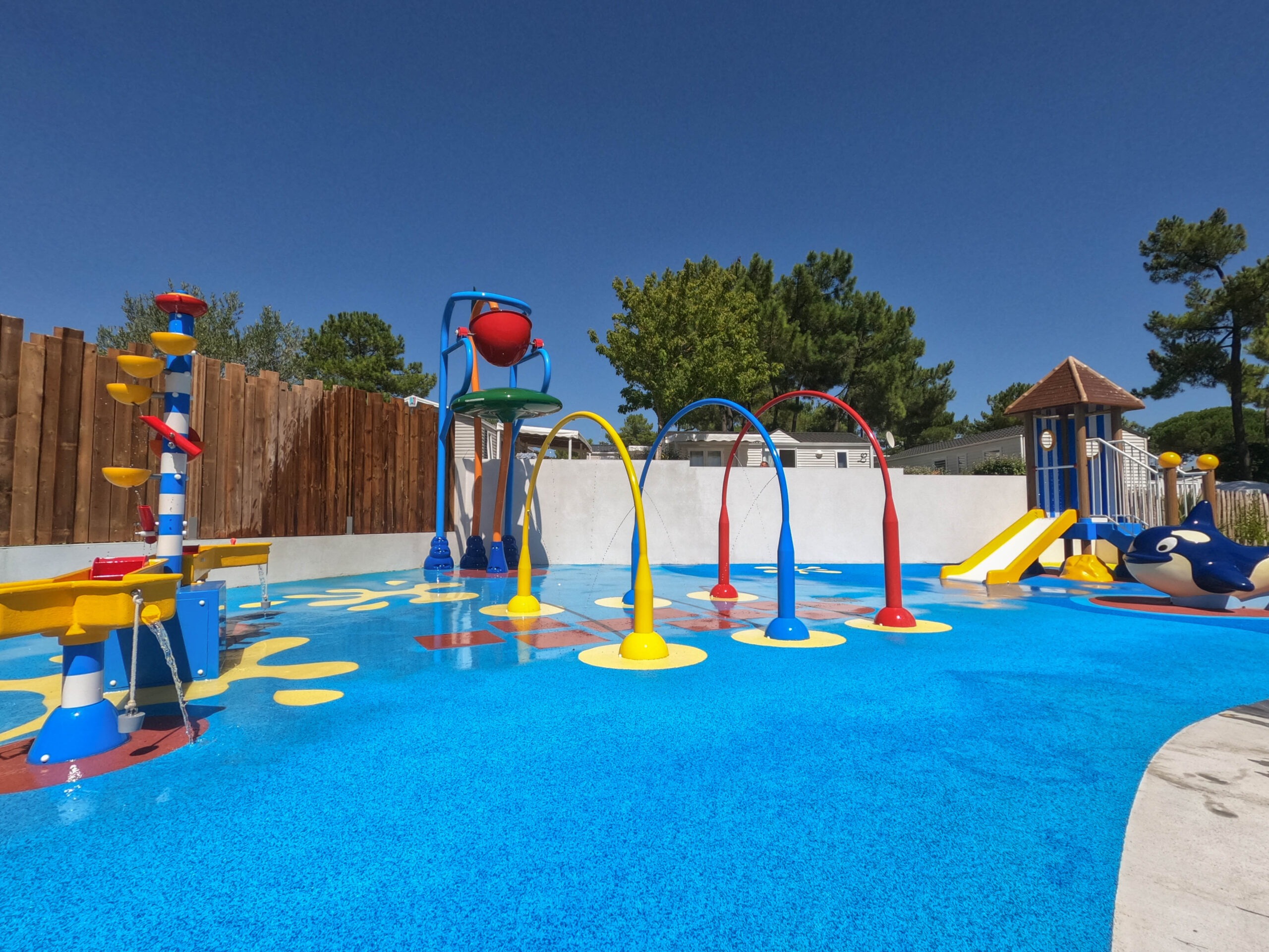 Camping avec salle de jeux couverte pour les enfants - L