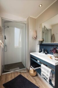 Salle-de-bain-Mobil-home-trois-chambres-locatif-saint-jean-de-monts