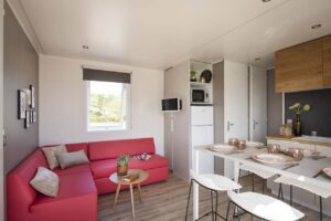 Woonkamer-woonkamer-groot-comfort-drie-slaapkamers-camping-tropicana